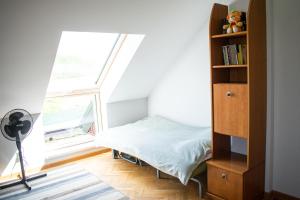 - une chambre avec un lit et une étagère dans l'établissement Stacja Miśków, 