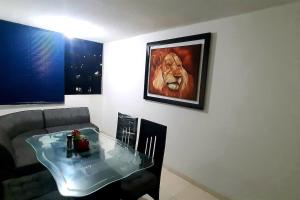 sala de estar con sofá y mesa de cristal en Apartamento en Cúcuta completó en condominio n8, en Cúcuta