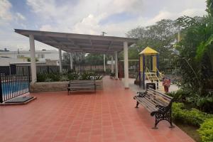 un parc avec des bancs et une aire de jeux avec un toboggan dans l'établissement Apartamento en Cúcuta completó en condominio n8, à Cúcuta