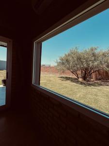 ventana en una habitación con vistas al campo en Monoambiente El Pinar Parque y Pileta Privada en San Luis
