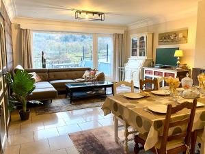 ein Wohnzimmer mit einem Tisch und einem Sofa in der Unterkunft The Great View in Bouillon
