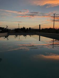 un reflejo del cielo en un charco de agua en ELONCE en Balneario Claromecó