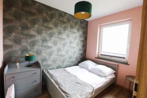 Łóżko lub łóżka w pokoju w obiekcie Domki całoroczne Zacisze Bałtów