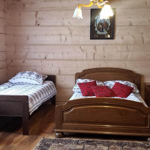 a bedroom with a bed with red pillows on it at U Huraja in Groń