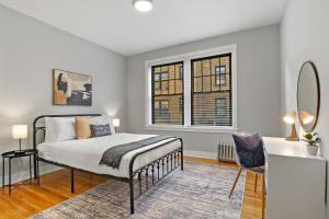 una camera con letto e finestra di 3BR Beautifully Designed Apt close to Shops - Belmont A3 a Chicago