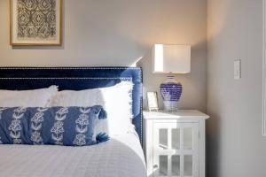 un lit avec une tête de lit bleue et une table de nuit blanche dans l'établissement Van Gogh themed home-All Community Amenities Included!, à Sandyville