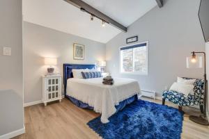 - une chambre avec un lit et un tapis bleu dans l'établissement Van Gogh themed home-All Community Amenities Included!, à Sandyville
