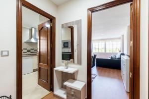 Miraflores Luxury Suites في إشبيلية: غرفة مع مطبخ وغرفة معيشة