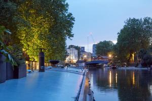 Boutique Barges في لندن: اطلاله على نهر في الليل مع جسر