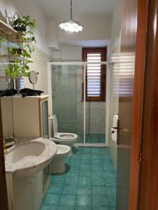 W łazience znajduje się prysznic, toaleta i umywalka. w obiekcie Tecla appartamento w mieście Acireale