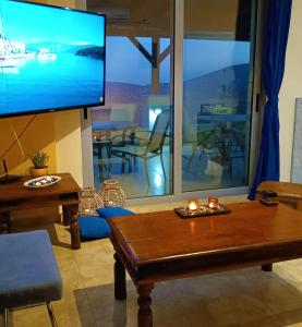 Televízia a/alebo spoločenská miestnosť v ubytovaní Casa al mar
