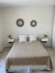 1 dormitorio con 1 cama con 2 espejos en la pared en Duplex Lisandro de la Torre en San Rafael