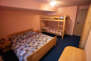 mały pokój z 2 łóżkami piętrowymi w obiekcie Apartmány Javořinka w mieście Pec pod Sněžkou