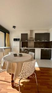 cocina con mesa y sillas en una habitación en Résidence Katikias - vue mer, en Bandol