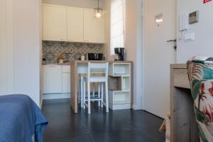 Kuchyňa alebo kuchynka v ubytovaní Luxury Seaview Studio Apartment - Luna