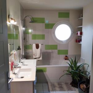 Kúpeľňa v ubytovaní GRANDE CHAMBRE LUMINEUSE