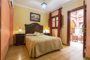 - une chambre avec un grand lit dans l'établissement Hotel Esmeralda, à Osuna