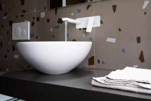 a bathroom with a white bowl sink on a counter at La Casa di Enrico in San Quirico dʼOrcia