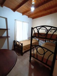 Una cama o camas cuchetas en una habitación  de Vila Sornico