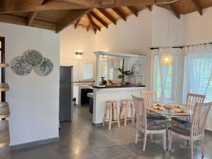 uma cozinha e sala de jantar com mesa e cadeiras em Playa Bonita 4 minute walk from our private Villa Anantara Bonita em Las Terrenas