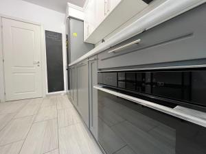 una cocina con electrodomésticos de acero inoxidable y una puerta en City View Apartament en Iaşi