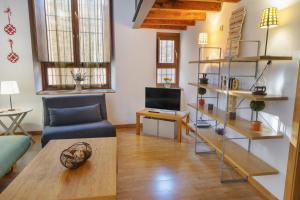 - un salon avec un canapé et une table dans l'établissement APARTAMENTO SANTA CLARA, à Tolède