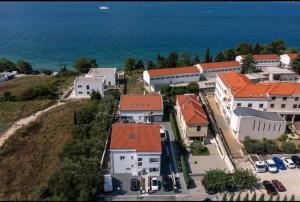 una vista aérea de una ciudad con edificios y el océano en Apartment Fiorino, en Zadar