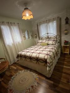 1 dormitorio con cama y lámpara de araña en Peaceful Gateway to Island Creek Cottage, en East Stroudsburg