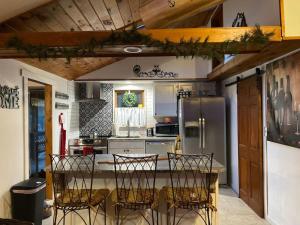 Peaceful Gateway to Island Creek Cottage في إيست سترودسبورغ: مطبخ مع طاولة مع كراسي وثلاجة