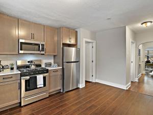 Een keuken of kitchenette bij Modern 3BR Apartment with Spacious Kitchen - Lincoln S2