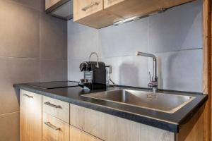 Val Thorens - Cosy Duplex avec Vue Silveralp 338にあるキッチンまたは簡易キッチン