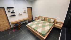 ein Schlafzimmer mit einem Bett und einem Schreibtisch darin in der Unterkunft VSP's Villa - Kensville Golf Living in Nānodra