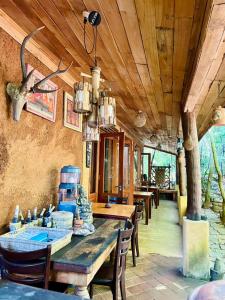 - une salle à manger avec une table et des chaises en bois dans l'établissement Kandy Eco Retreat, à Kandy