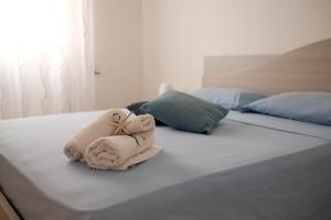 A bed or beds in a room at Appartamento Maestrale