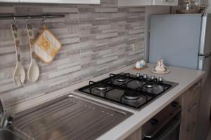 A kitchen or kitchenette at Appartamento Maestrale