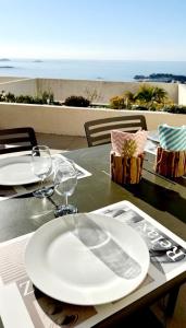 uma mesa com uma placa branca em cima de uma mesa em Superbe appartement Vue Mer et Piscine em Bandol