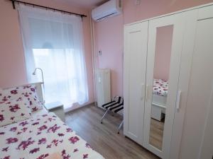 Posteľ alebo postele v izbe v ubytovaní Pajger Apartman Egyetemváros