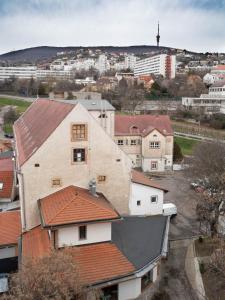 una vista panoramica su una città con edifici e tetti di Pajger Apartman Egyetemváros a Pécs