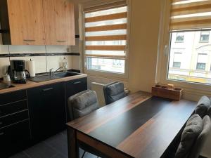 una cucina con tavolo e sedie in legno in una stanza di POLAT Apartments 2 a Essen
