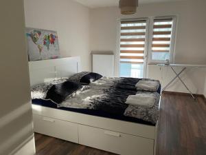 una camera da letto con un grande letto con cuscini neri di POLAT Apartments 2 a Essen