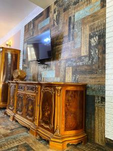Televiisor ja/või meelelahutuskeskus majutusasutuses Shirbakyan Boutique Hotel & Apartments