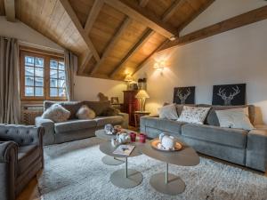 ein Wohnzimmer mit zwei Sofas und einem Tisch in der Unterkunft Superbe Duplex 100m² au cœur de Courchevel 1850, à 50m des pistes, 3 chambres, tout confort - FR-1-575-146 in Courchevel