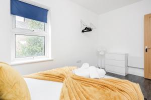 Uma cama ou camas num quarto em 1BR Victorian House near Bedford City Centre