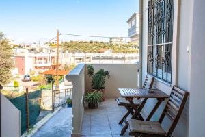 - Balcón con mesa y 2 sillas en un edificio en Retro seaside resort en La Canea