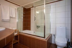 A bathroom at Retro seaside resort Még 31 kép
