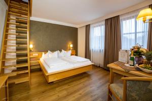 a hotel room with a bed and a staircase at Lindenhof Hetzenbach in Zell