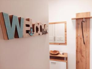 een kamer met een muur met borden erop bij NewHome Nicole Premantura in Premantura