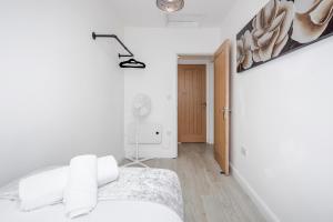 Postel nebo postele na pokoji v ubytování Comfortable 2BR Apartment in Bedford