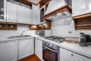 Кухня или мини-кухня в YiD Elegant apt with garage
