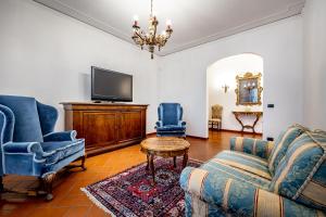 TV a/nebo společenská místnost v ubytování YiD Elegant apt with garage